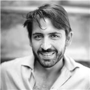 Diplomato in Pianoforte e Musica elettronica impartisce lezioni di Pianoforte e Teoria e solfeggio